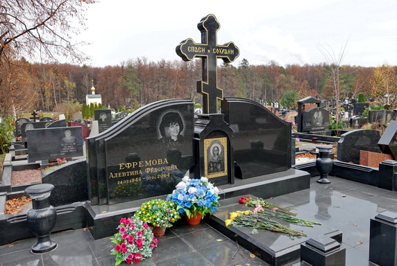 Широкая мемориальная композиция и икона Богоматери на основании креста
